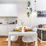 Portucale ! Bright Campo Ourique W/ Terrace Апартаменты *