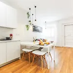 Portucale ! Bright Campo Ourique W/ Terrace Апартаменты