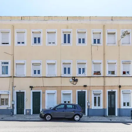 Portucale ! Bright Campo Ourique W/ Terrace * Лиссабон